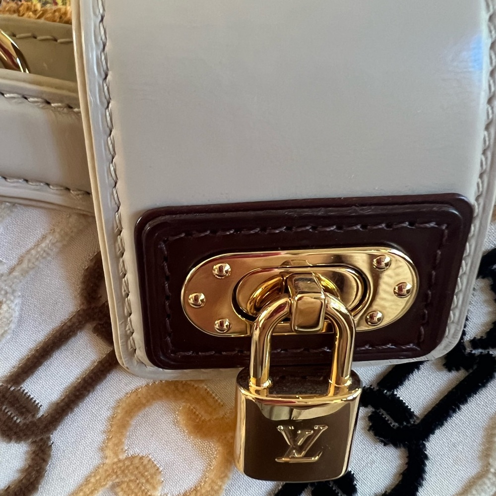 Louis Vuitton Limited Edition White Charms Velvet Chains Mini Linda - Picture 2 of 12